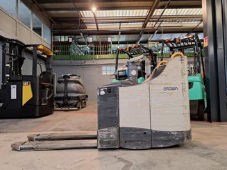 Porta-paletes eléctrico com condutor transportado Crown WT3040 2.00