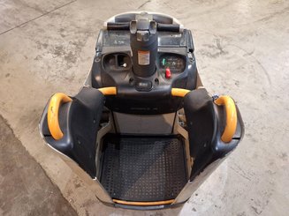 Porta-paletes eléctrico com condutor transportado Crown WT3040 2.00