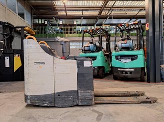 Porta-paletes eléctrico com condutor transportado Crown WT3040 2.00