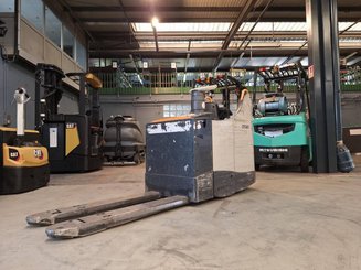 Porta-paletes eléctrico com condutor transportado Crown WT3040 2.00