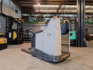 Porta-paletes eléctrico com condutor transportado Crown WT3040 2.00
