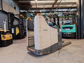 Porta-paletes eléctrico com condutor transportado Crown WT3040 2.00