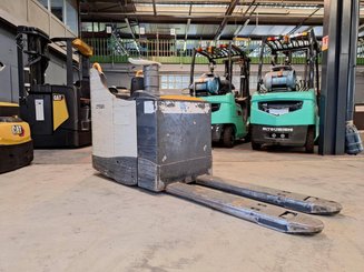 Porta-paletes eléctrico com condutor transportado Crown WT3040 2.00