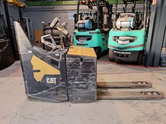 Porta-paletes eléctrico com condutor a pé Caterpillar NPF25N2