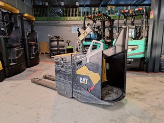 Porta-paletes eléctrico com condutor a pé Caterpillar NPF25N2