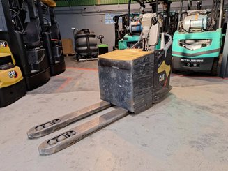 Porta-paletes eléctrico com condutor a pé Caterpillar NPF25N2