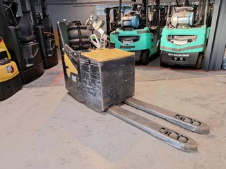 Porta-paletes eléctrico com condutor a pé Caterpillar NPF25N2