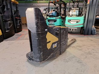 Porta-paletes eléctrico com condutor a pé Caterpillar NPF25N2