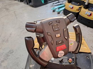 Porta-paletes eléctrico com condutor a pé Caterpillar NPF25N2