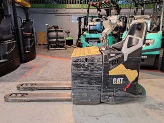 Porta-paletes eléctrico com condutor a pé Caterpillar NPF25N2