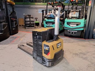 Porta-paletes eléctrico com condutor a pé Caterpillar NPP20N2E