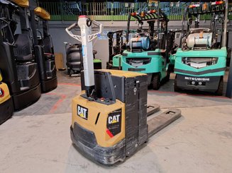 Porta-paletes eléctrico com condutor a pé Caterpillar NPP20N2E