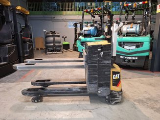 Porta-paletes eléctrico com condutor a pé Caterpillar NPP20N2E