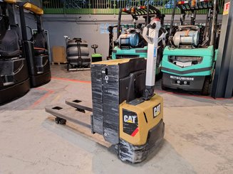 Porta-paletes eléctrico com condutor a pé Caterpillar NPP20N2E