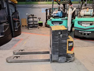 Porta-paletes eléctrico com condutor a pé Caterpillar NPP20N2E