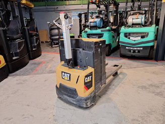 Porta-paletes eléctrico com condutor a pé Caterpillar NPP20N2E