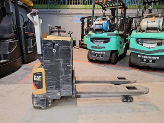 Porta-paletes eléctrico com condutor a pé Caterpillar NPP20N2E