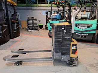 Porta-paletes eléctrico com condutor a pé Caterpillar NPP20N2E