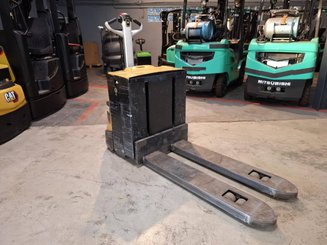 Porta-paletes eléctrico com condutor a pé Caterpillar NPP20N2E