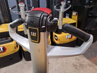 Porta-paletes eléctrico com condutor a pé Caterpillar NPP20N2E
