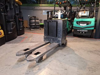 Porta-paletes eléctrico com condutor a pé Caterpillar NPP20N2E