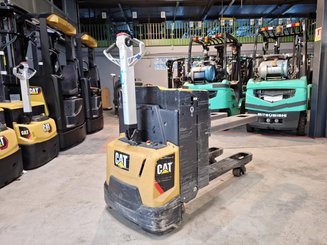 Porta-paletes eléctrico com condutor a pé Caterpillar NPP20N2E
