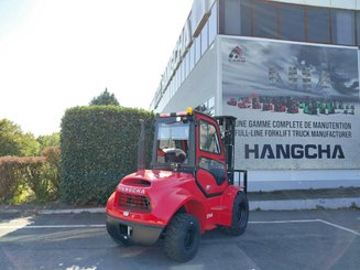 Carreta elevadora todo terreno Hangcha TT35-2 (CPCD35-X2W98E-RT2)