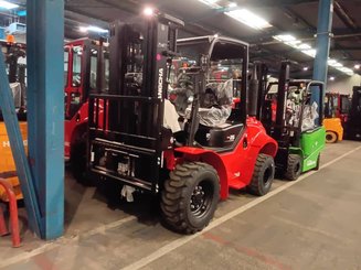 Carreta elevadora todo terreno Hangcha TT25-2 (CPCD25-X2W98E-RT2)