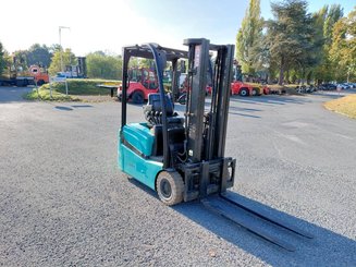 Empilhador de contrapeso 3 rodas Yale ERP15VTSWB