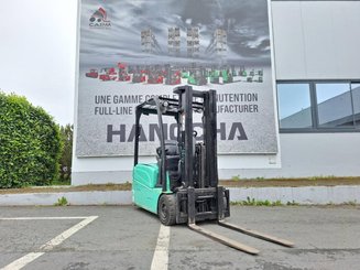 Empilhador de contrapeso 3 rodas Yale ERP16VT - 1