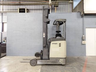 Empilhador retráctil Crown ESR5000