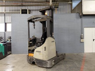 Empilhador retráctil Crown ESR5000