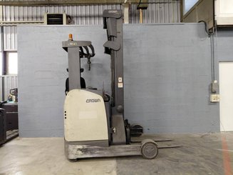 Empilhador retráctil Crown ESR5000