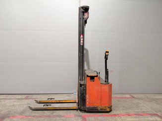 Stacker com condutor a pé STILL EGV14