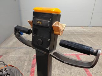 Stacker com condutor a pé STILL EGV14