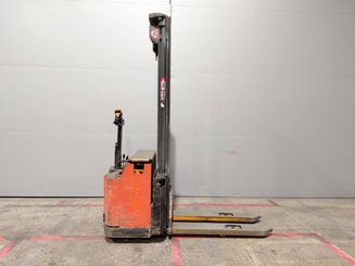 Stacker com condutor a pé STILL EGV14