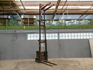 Stacker com condutor a pé Crown ESI4000-12