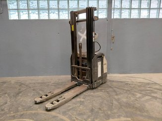 Stacker com condutor a pé Crown ESI4000-12