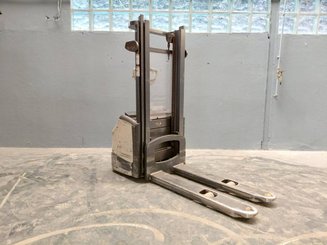 Stacker com condutor a pé Crown WF3000 1.2