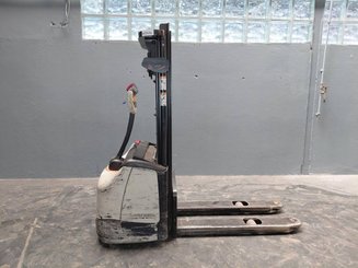 Stacker com condutor a pé Crown WF3000 1.2