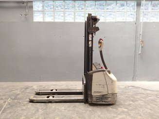 Stacker com condutor a pé Crown WF3000 1.2 - 5