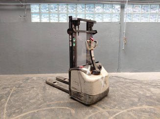 Stacker com condutor a pé Crown WF3000 1.2 - 4