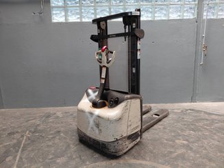 Stacker com condutor a pé Crown WF3000 1.2 - 1