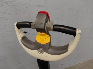Porta-paletes eléctrico com condutor a pé Crown WP3020-2.0