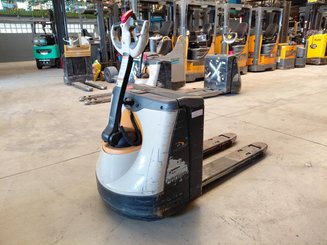 Porta-paletes eléctrico com condutor a pé Crown WP3020-2.0