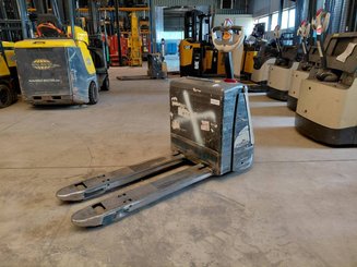 Porta-paletes eléctrico com condutor a pé Crown WP3020-2.0