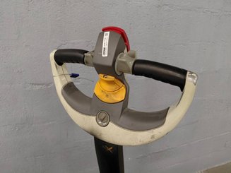 Porta-paletes eléctrico com condutor a pé Crown WP3020-2.0