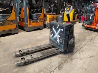 Porta-paletes eléctrico com condutor a pé Crown WP3020-2.0