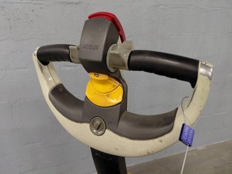 Porta-paletes eléctrico com condutor a pé Crown WP3020-2.0