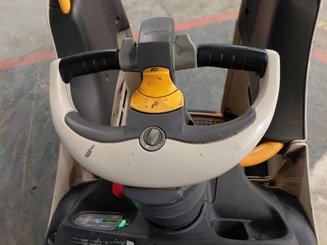 Porta-paletes eléctrico com condutor transportado Crown WT3040 2.00